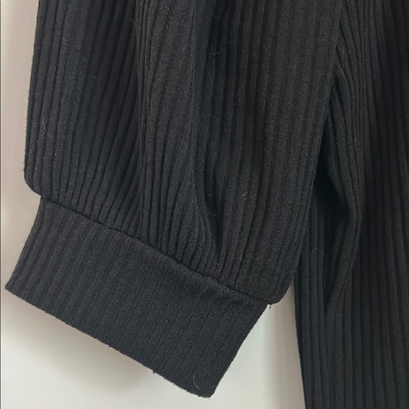 Clearance 🎈 Forever 21 Black Puff Sleeve Ribbed Blouse - Picture 3 of 7